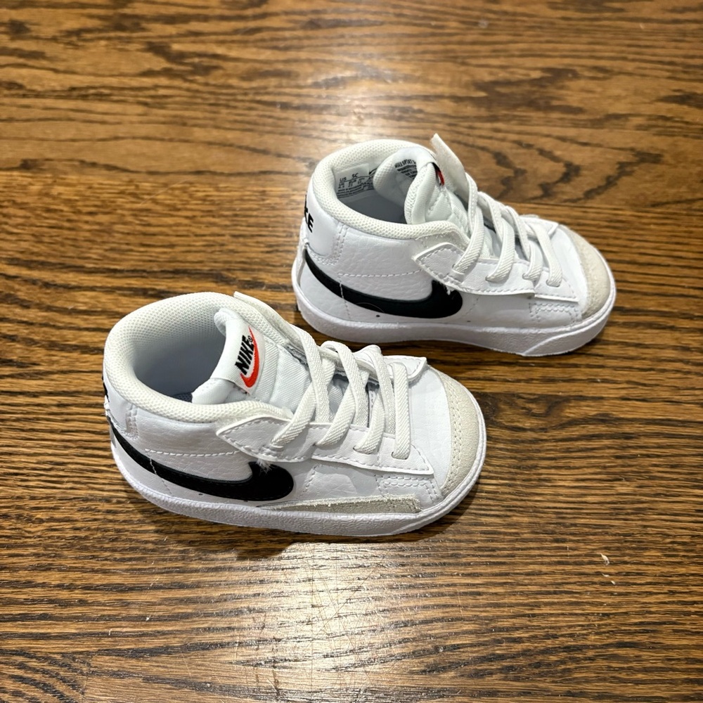 ✨SOLD✨Nike Kids White and Black Sneakers